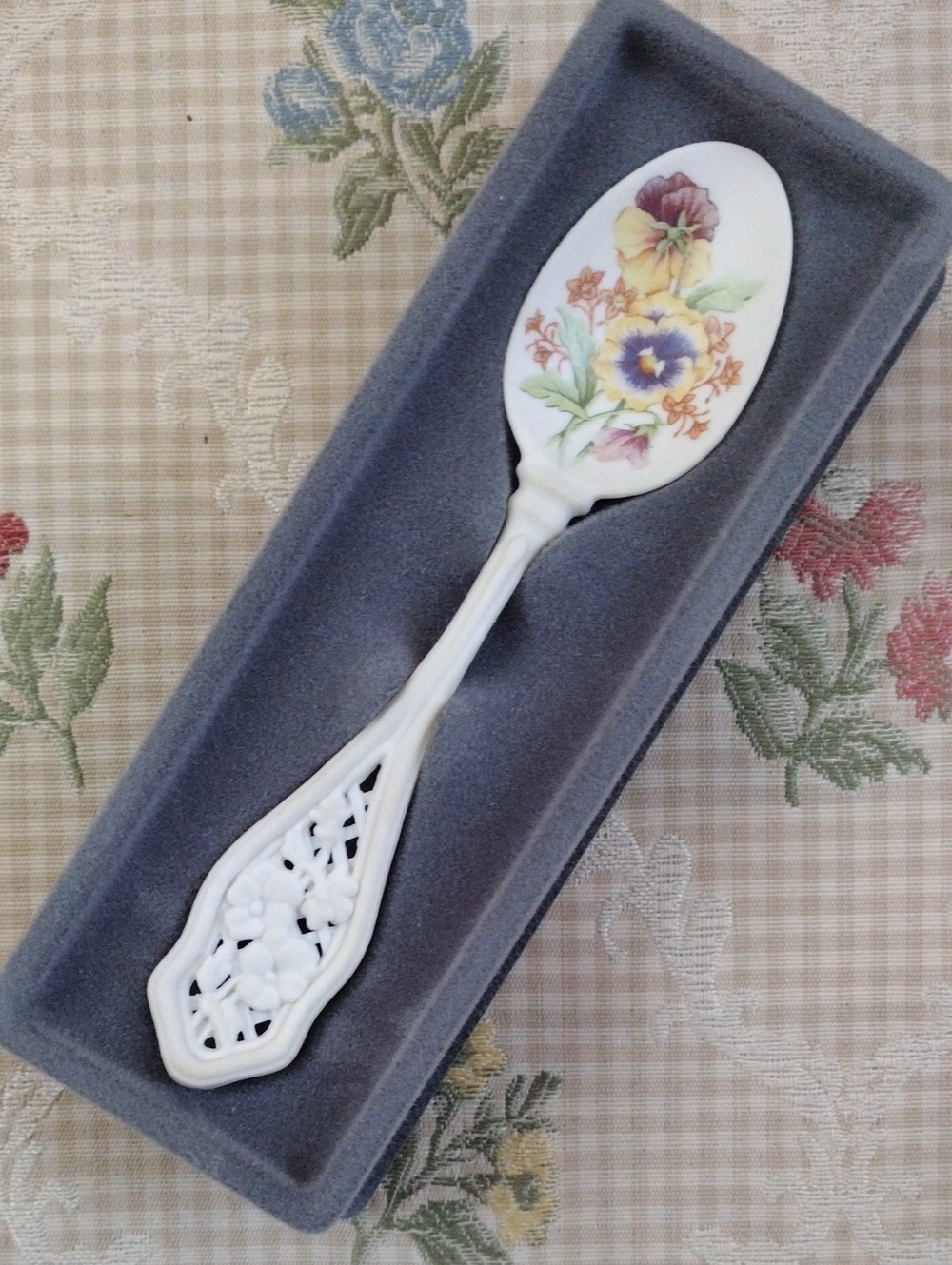 1989 White Porcelain Floral Spoon - Picture 2 of 3